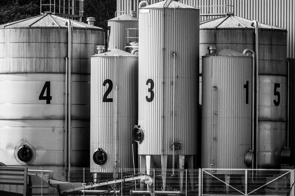 Enormes contenedores industriales numerados: 4, 2, 3, 1 y 5.